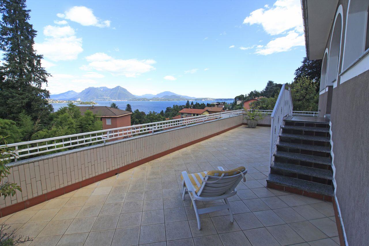 Апартаменты в Бавено с террасой с видом на озеро и гаражом AA.2703