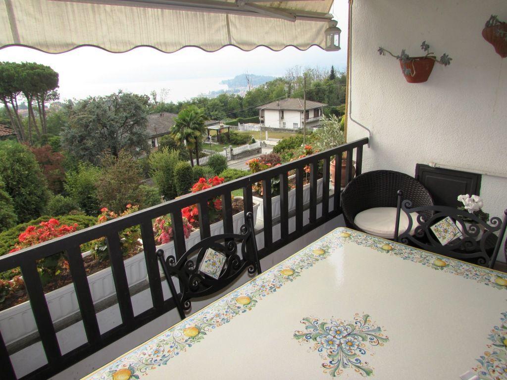 Трехкомнатные апартаменты в Ариццано с видом на озеро Маджоре, гаражом и террасой, AA.2528