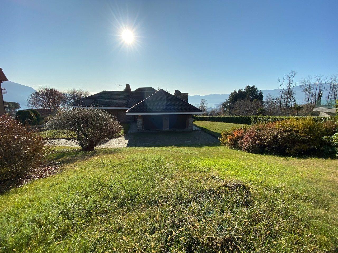 Продается вилла с видом на озеро в Ариццано, с садом и гаражом, V.1311