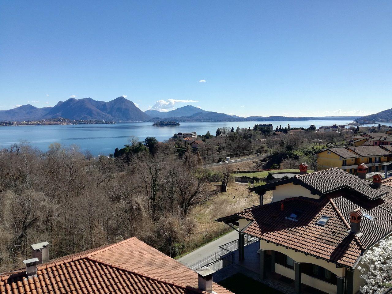 Дом в Бавено на продажу, с видом на озеро, с бассейном и гаражом, V.1239