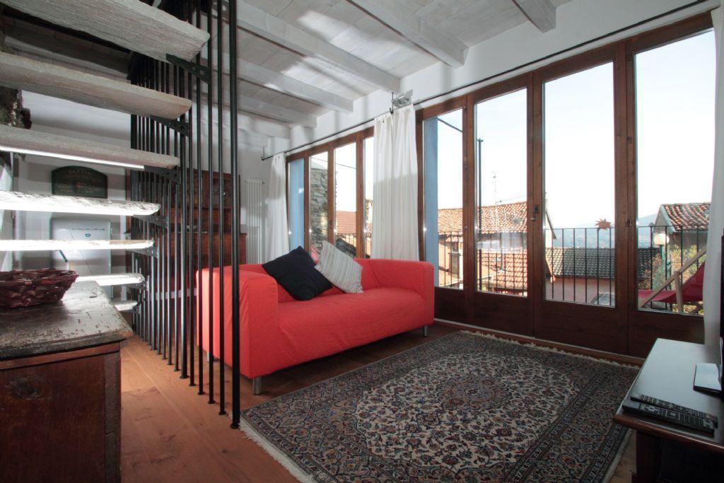 Двухэтажная квартира в Оджеббио с видом на озеро Маджоре и садом, AA.2457