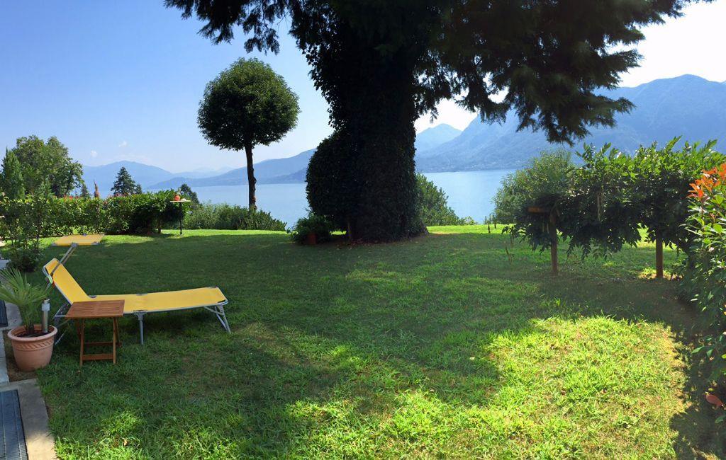 Двухкомнатные апартаменты в Гиффе с видом на озеро Маджоре, садом и гаражом, AA.2267