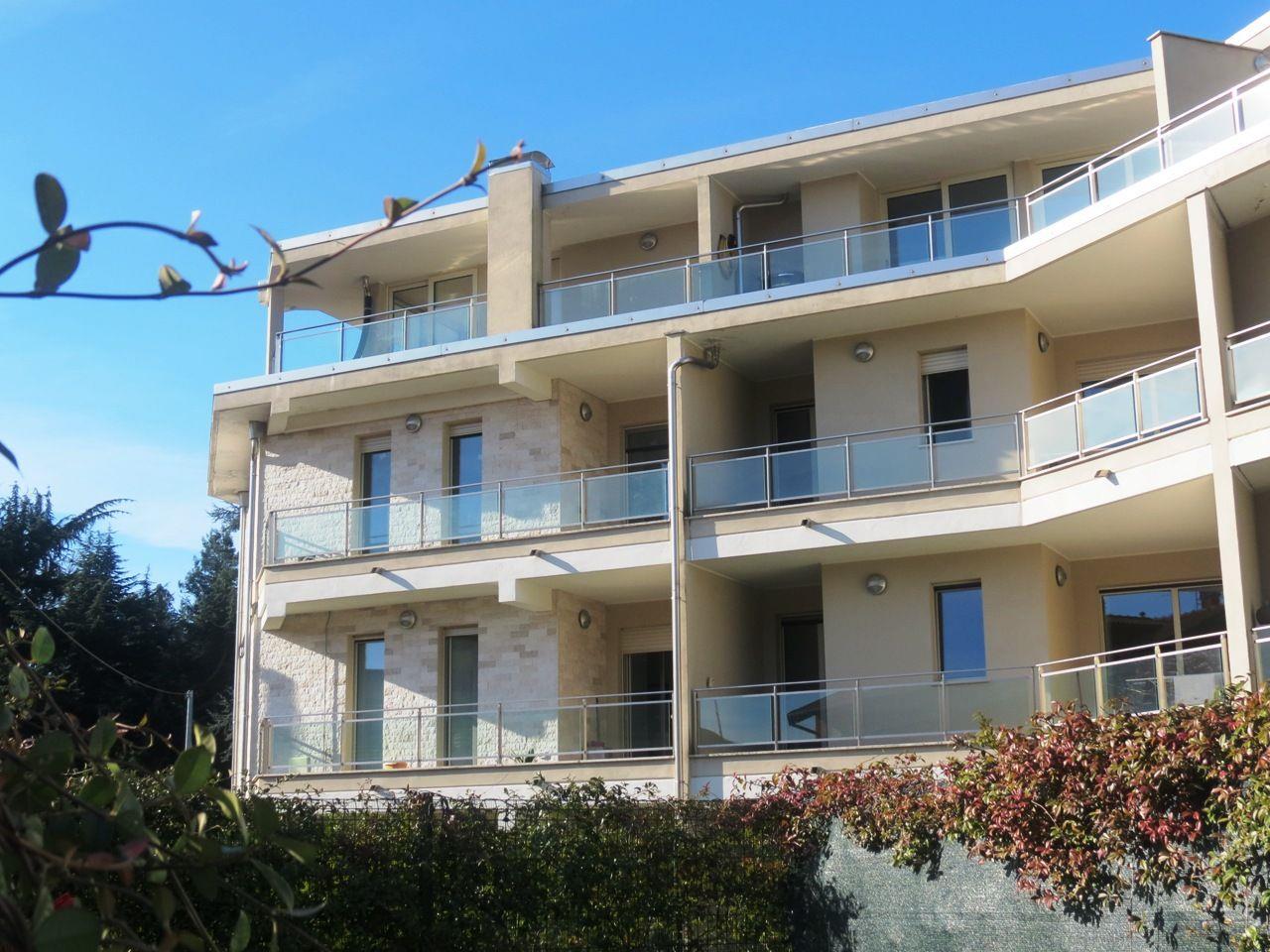 Трехкомнатная квартира в Вербании, с гаражом и террасой, AA.2836