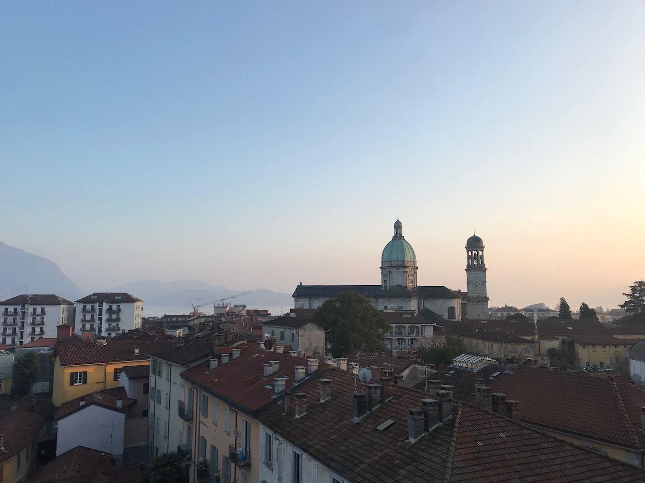 Трехкомнатная квартира в Интра, Вербания на продажу, с видом на озеро, а также с лифтом и террасой, AA.3053