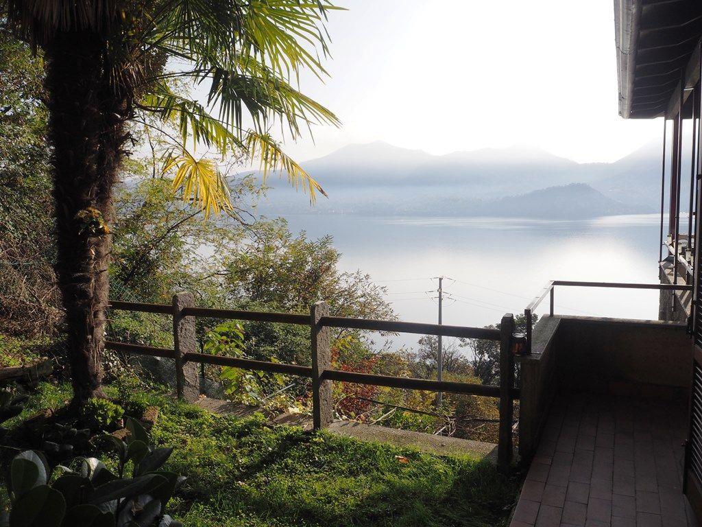 Трехкомнатные апартаменты в Гиффе с видом на озеро Маджоре с садом и гаражом, AA.2325