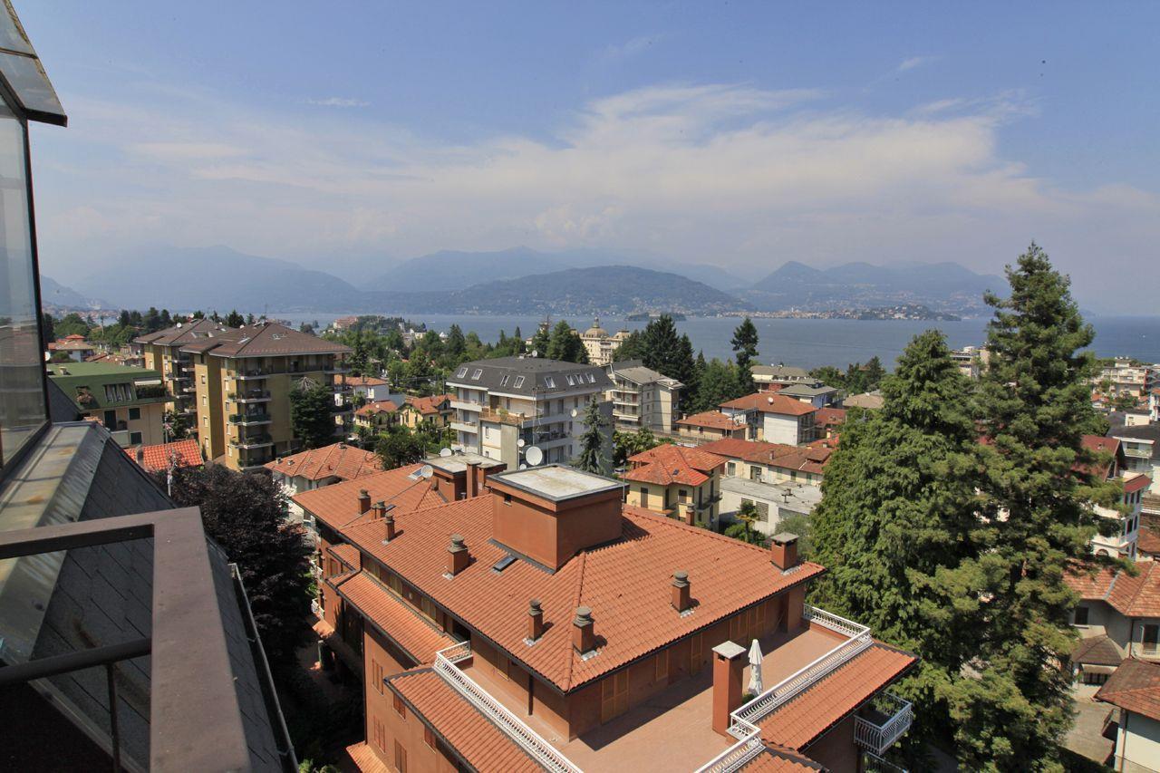 Пентхаус в Стрезе на 7м этаже, с видом на озеро Маджоре, с террасой и гаражом, AA.2671