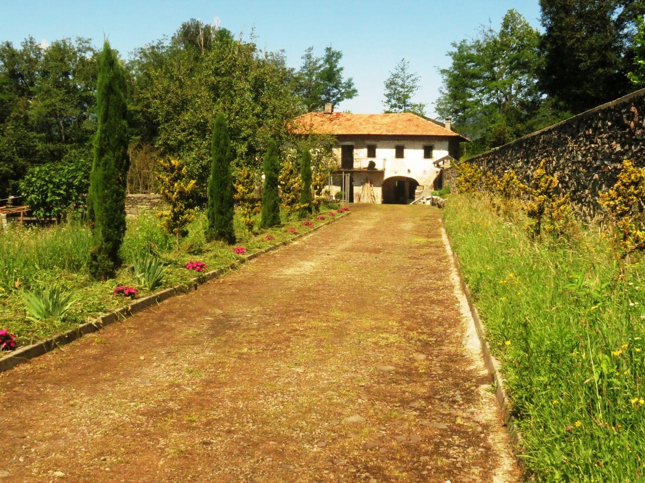Дом в Виньоне с видом на озеро Маджоре под реставрацию, садом и гаражом, V.1132