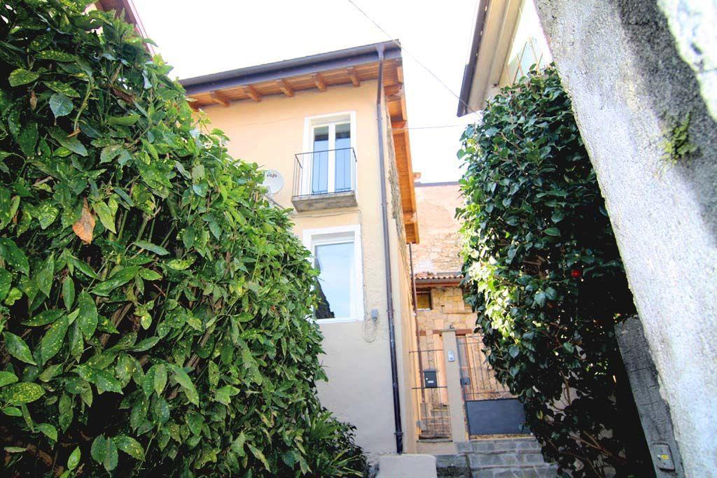 Особняк в Гиффе с видом на озеро Маджоре, 2 этажа, с садом и террасой, V.0997