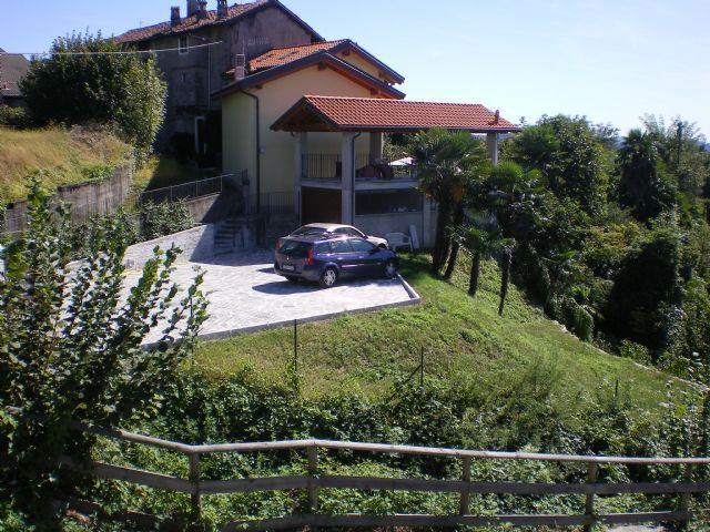 Дом в Вербании с видом на озеро Маджоре, садом и гаражом, V.1131