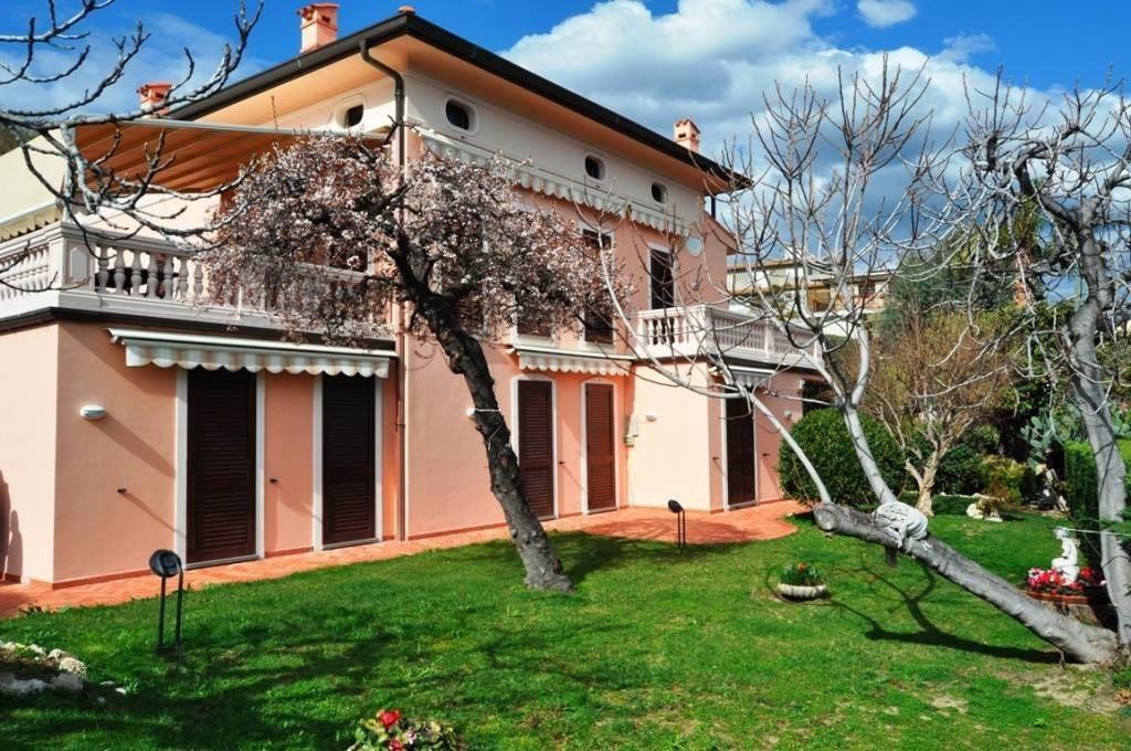 Современная вилла в Сан-Ремо около моря, 3 этажа, LR.140