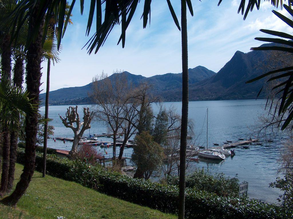 Апартаменты в Гиффе с видом на озеро Маджоре и гаражом, AA.2390