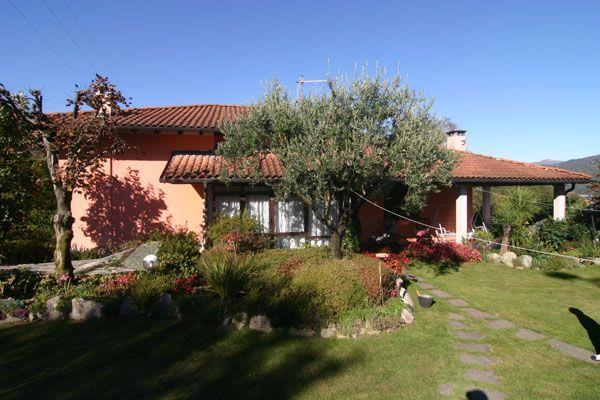 Особняк в городе Бавено с садом, гаражом и видом на озеро, V.0425