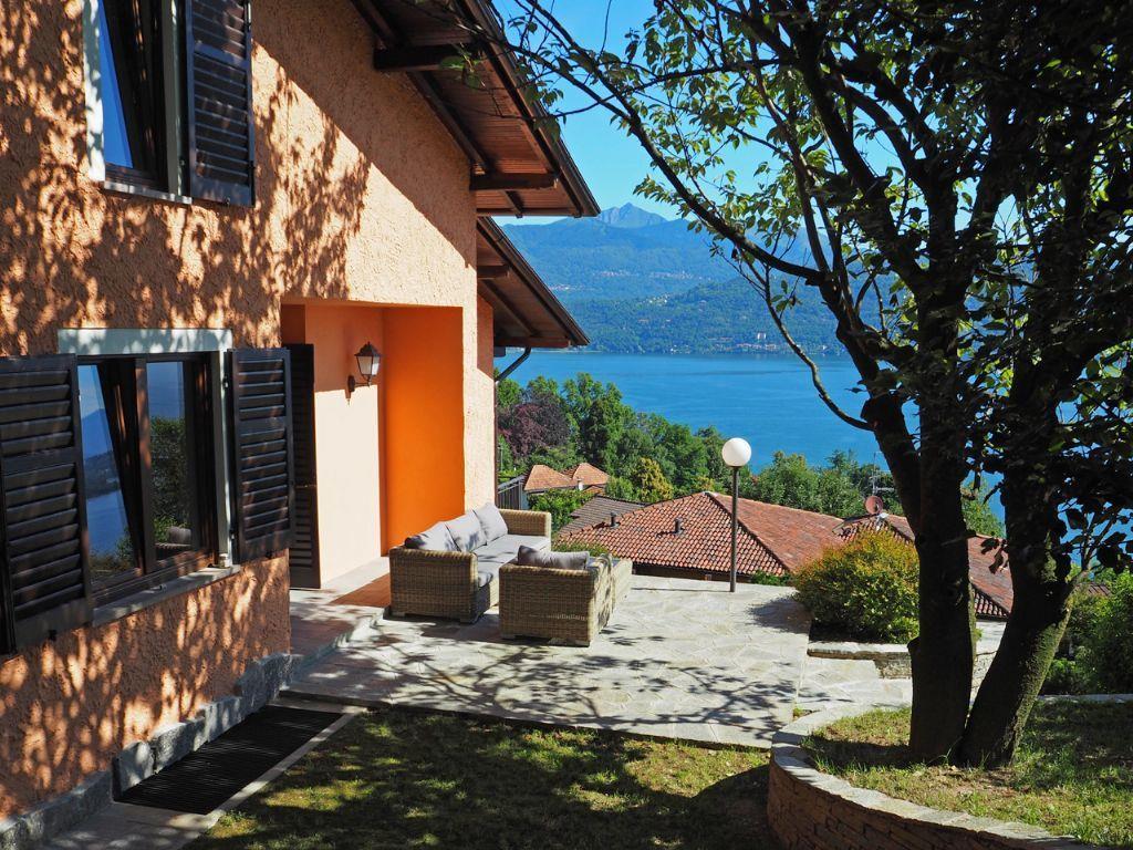 Вилла с видом на озеро в коммуне Бавено, 350 кв.м., с садом, LH.0506