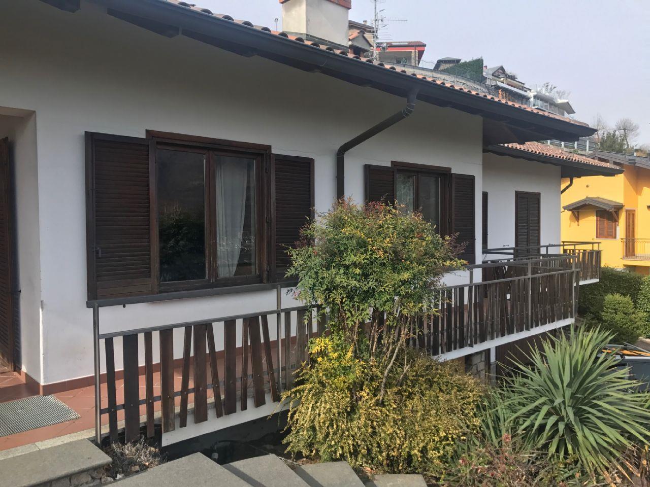 Дом на продажу в Оменья, с видом на озеро, с бассейном и гаражом, V.0122