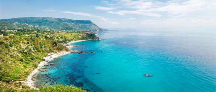 Калабрия - берега и впечатляющие горы Италии