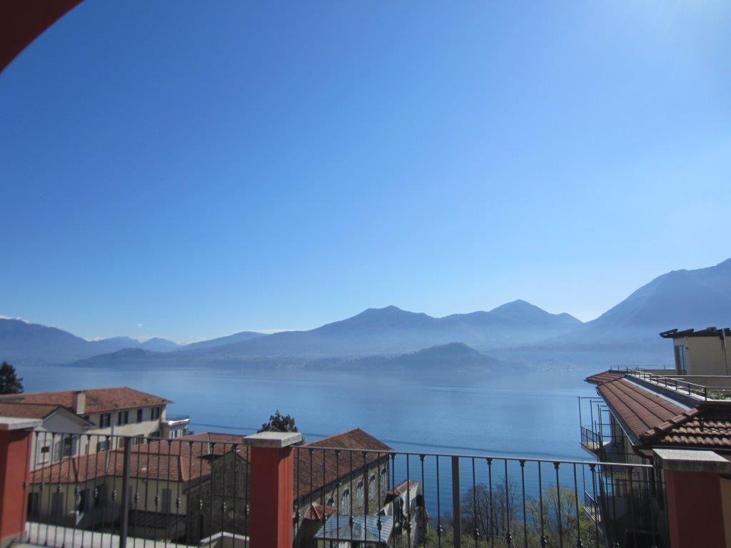 Трехкомнатная квартира в Гиффе с видом на озеро Маджоре, террасой и гаражом, AA.2425