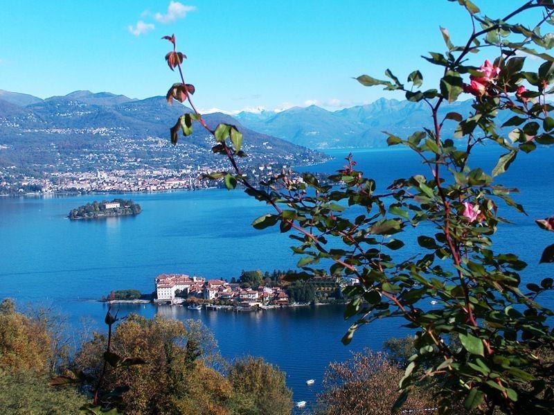 Двухуровневая квартира в Стрезе с видом на озеро Маджоре, с гаражом и садом, AA.2545