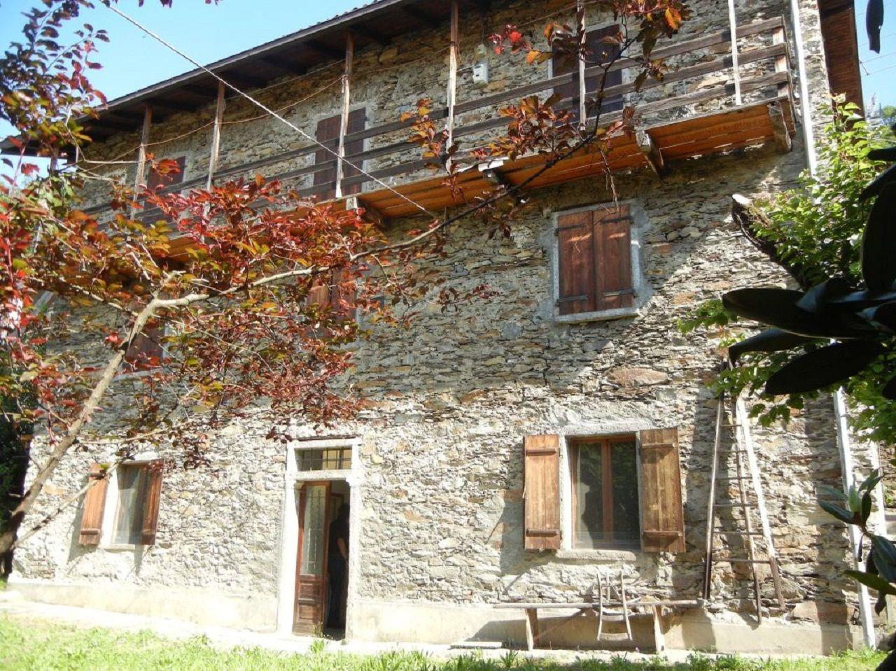 Дом в Коссоньо с садом и гаражом, V.1257