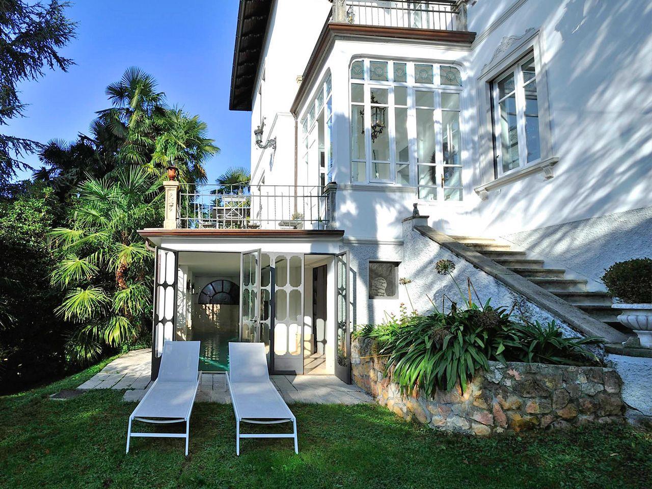 Вилла в Анджере, с видом на озеро и крытым бассейном, V.0349