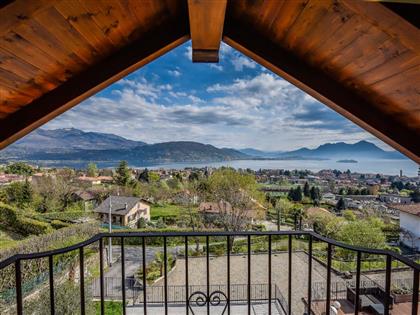 Дом с панорамным видом на озеро, с садом и гаражом