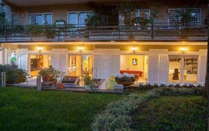 Квартира в Риме продается в доме с садом, бассейном и гаражом.