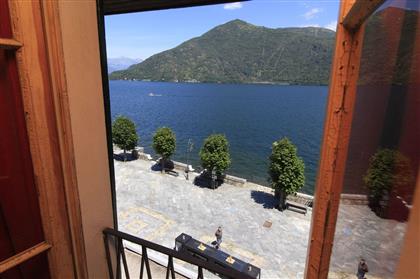 Четырехкомнатные апартаменты в Каннобио с балконом на продажу, необходим ремонт.