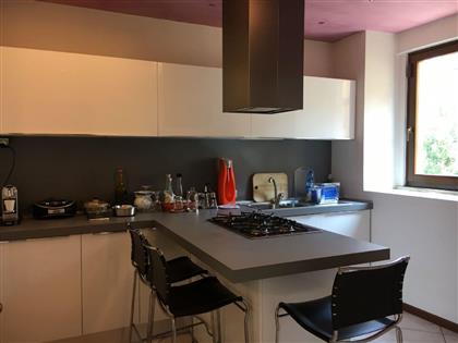 Трехкомнатная квартира в Вербании продается с отделкой, с балконом и гаражом.