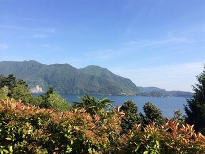 Новая квартира в Гиффе на продажу, с видом на озеро Маджоре и гаражом.