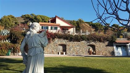 Вилла в Алассио на продажу с бассейном и садом.