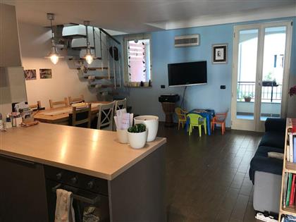 Двухуровневые апартаменты в Вербании на продажу, с террасой и гаражом.