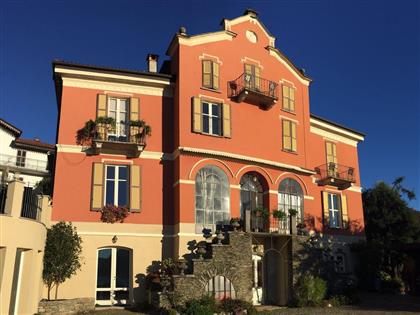 Четырехкомнатные апартаменты в Вербании на продажу, с видом на озеро Маджоре.