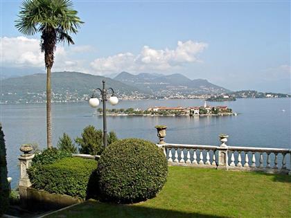 Апартаменты в Стрезе с видом на озеро Маджоре, гаражом и частным садом, AA.2611