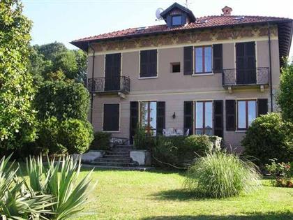Вилла в Стрезе с видом на озеро Маджоре на продажу и садом.