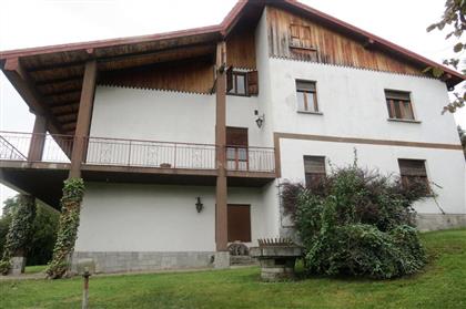 Дом в Ариццано на продажу с садом и гаражом 