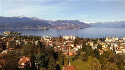 Апартаменты в Стрезе на продажу, с видом на озеро Маджоре, террасой и гаражом.