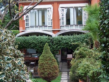 Апартаменты в Мейне с видом на озеро Маджоре на продажу, 3 комнаты, с гаражом и садом.