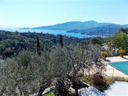 Продаётся прекрасная вилла в Генуе с садом и бассейном. 