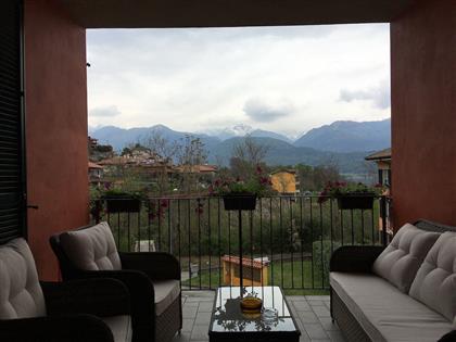 Продается трехкомнатная квартира в Бавено, в центре, с террасой