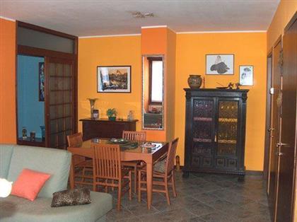 Отдельно стоящий дом, в тихом солнечном районе, с видом на озеро, с садом и гаражом