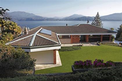 Трехуровневая вилла в Оджеббио продается с бассейном и видом на озеро Маджоре.