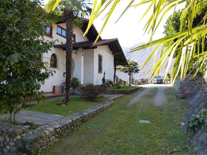 Дом в Мергоццо на продажу, с видом на озеро, 2 этажа, подвал, садом и гараж.