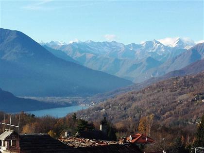 Новая вилла в Вербании повышенной экологичности, на продажу с видом на озеро Маджоре, с садом.