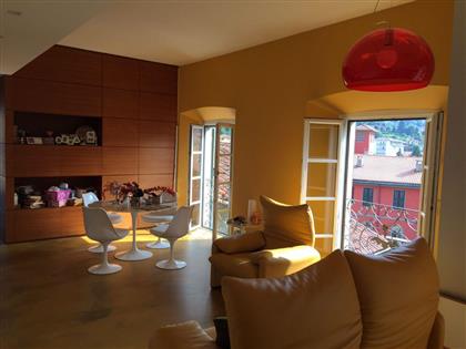 Двухэтажные трехкомнатные апартаменты в Вербании продаются в малоквартирном доме 18 века.