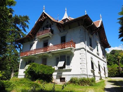 Вилла в Вербании,1020 кв.м, с садом, V.206