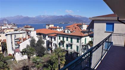 Продается трехкомнатная квартира в Стреза с видом на озеро с гаражом и террасой