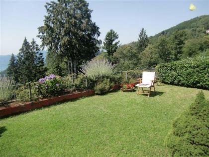 Двухэтажная квартира в Премено с видом на озеро Маджоре, на продажу с гаражом и садом.