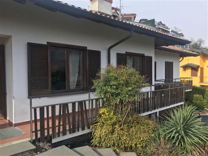 Дом на продажу в Оменья, с видом на озеро, с бассейном и гаражом.