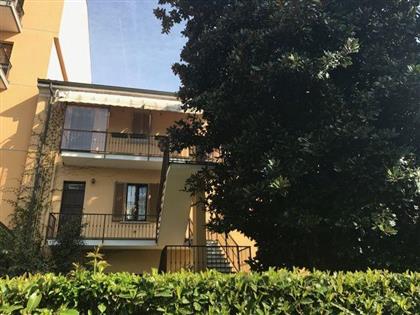 Двухкомнатная квартира в Вербании продается на втором этаже старинного здания без лифта.