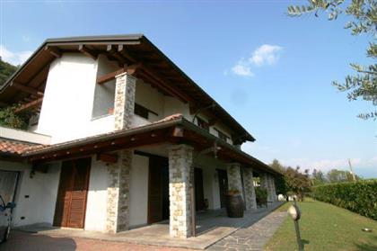 Дом в регионе Озеро Маджоре (Lago Maggiore), Италия за  790 000 евро