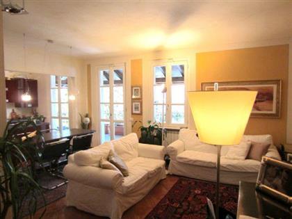 Квартира в Стрезе продается в доме с лифтом, террасой и гаражом.